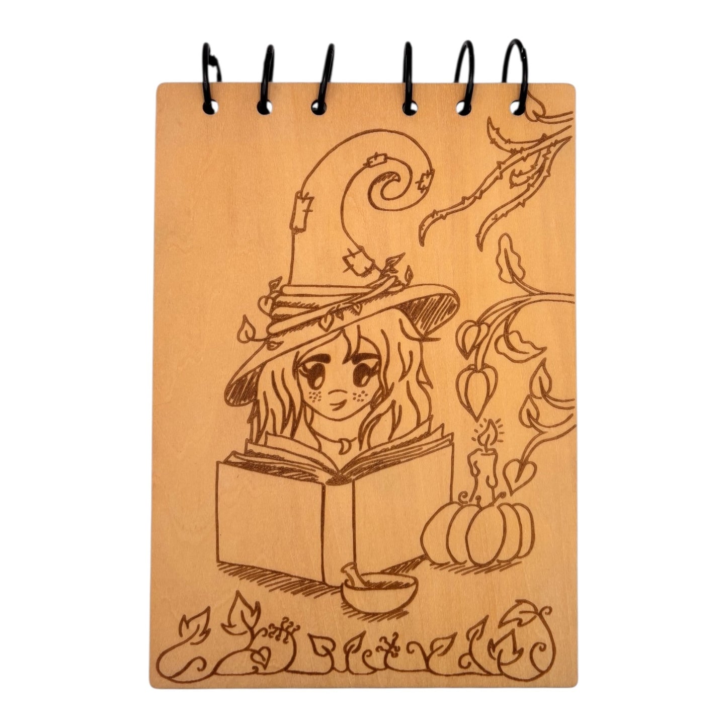 Carnet en bois avec une sorcière avec son grimoire gravé au laser , cahier et bloc note au format A5 écologique et rechargeable de fabrication française et artisanale