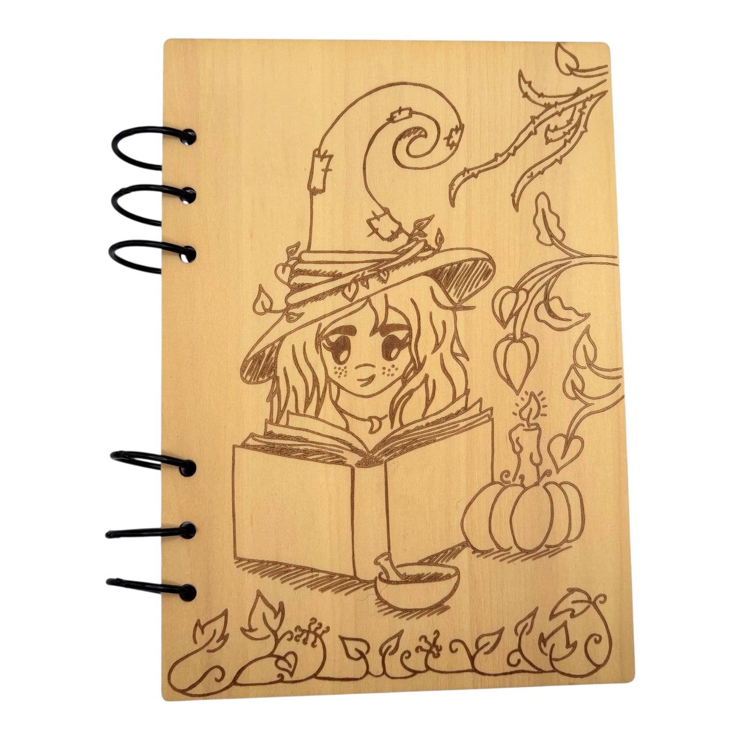 Carnet en bois avec une sorcière avec son grimoire gravé au laser , cahier et bloc note au format A5 écologique et rechargeable de fabrication française et artisanale