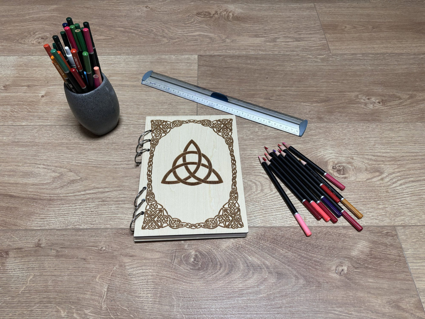 Cahier A5 avec crayons Triquetra graver au laser rechargeable et ecologique fabrication francaise et artisanale