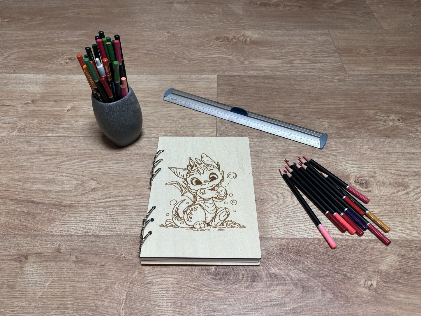 Cahier A5 avec crayons dragon avec une bulle dans les mains -graver au laser rechargeable et ecologique fabrication francaise et artisanale