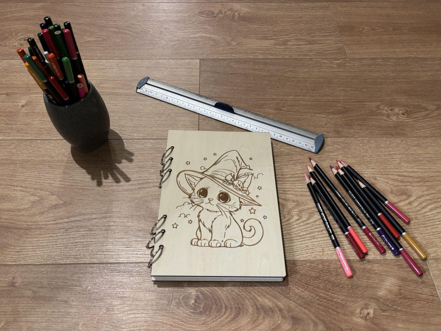 Cahier A5 avec crayons chat sorcier graver au laser rechargeable et ecologique fabrication francaise et artisanale