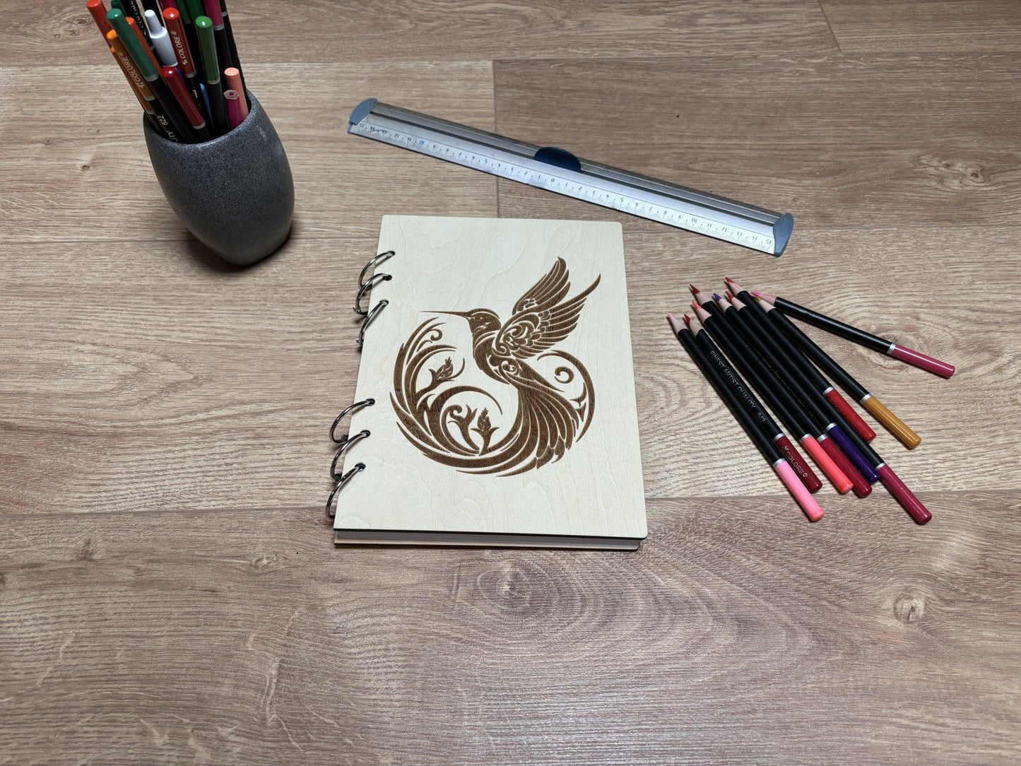 Cahier A5 avec crayon colibri qui s'envole graver au laser rechargeable et ecologique fabrication francaise et artisanale