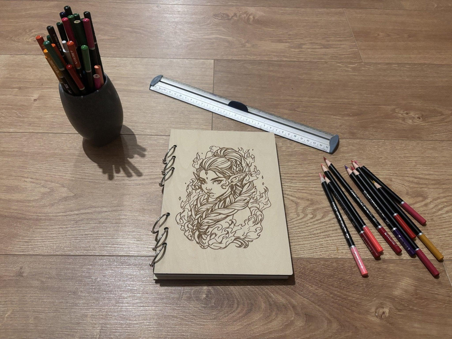 Cahier A5 avec crayon elfe graver au laser rechargeable et ecologique fabrication francaise et artisanaleen bois