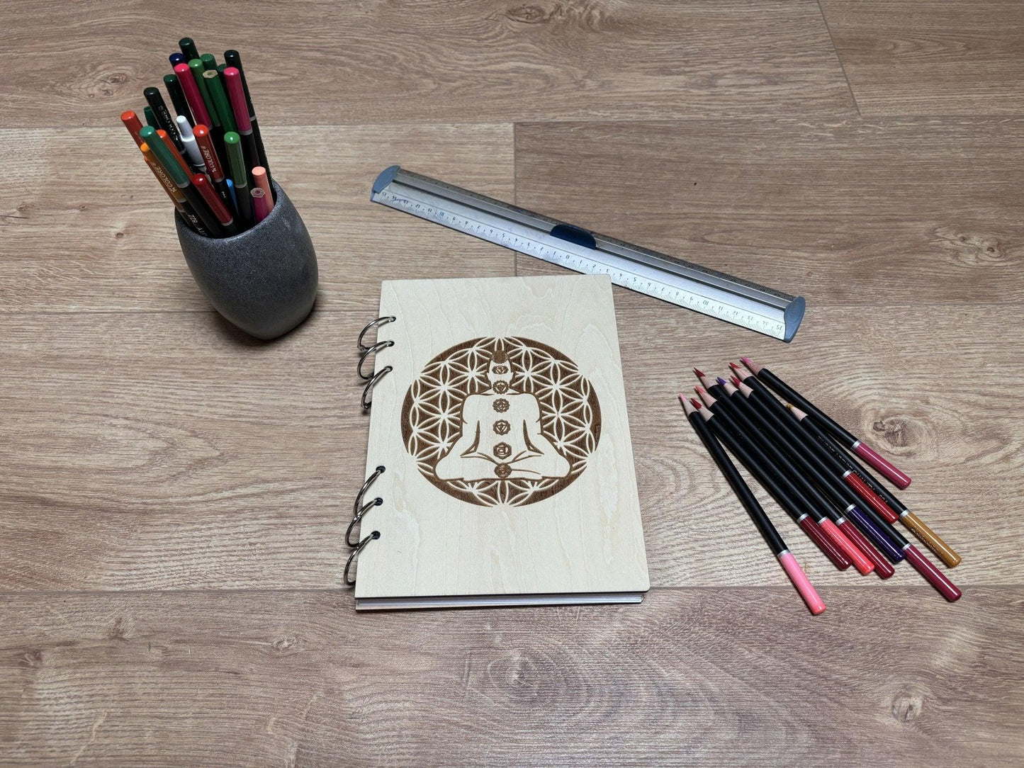 Cahier f A5 avec crayons fleur de vie avec yogi -graver au laser rechargeable et ecologique fabrication francaise et artisanale