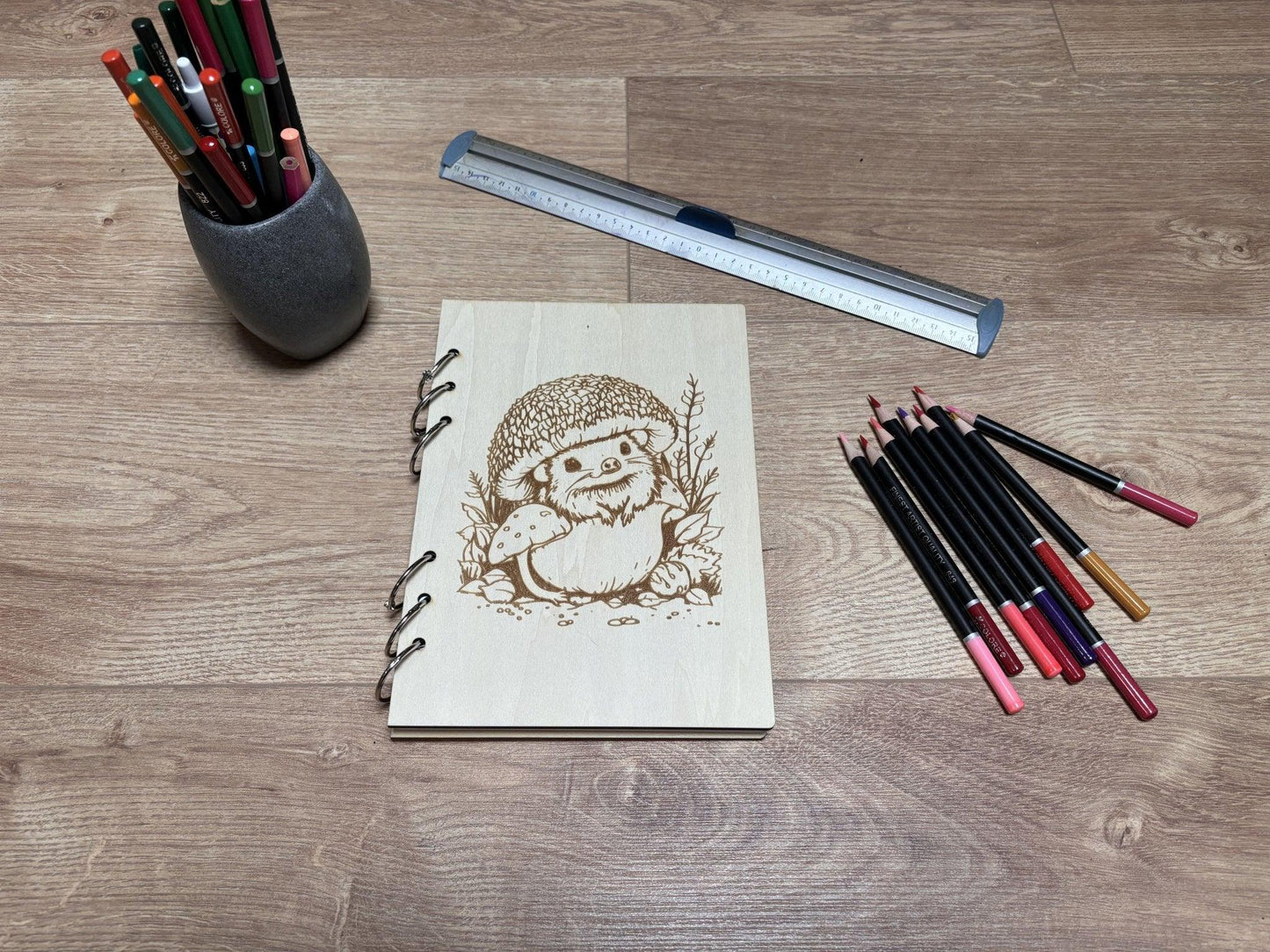 Cahier A5 avec crayons hérisson champignon graver au laser rechargeable et ecologique fabrication francaise et artisanale