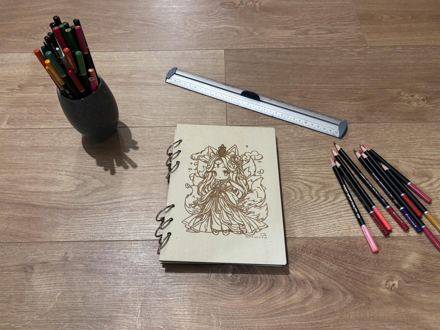 Cahier A5 avec crayon personnage manga renard graver au laser rechargeable et ecologique fabrication francaise et artisanale