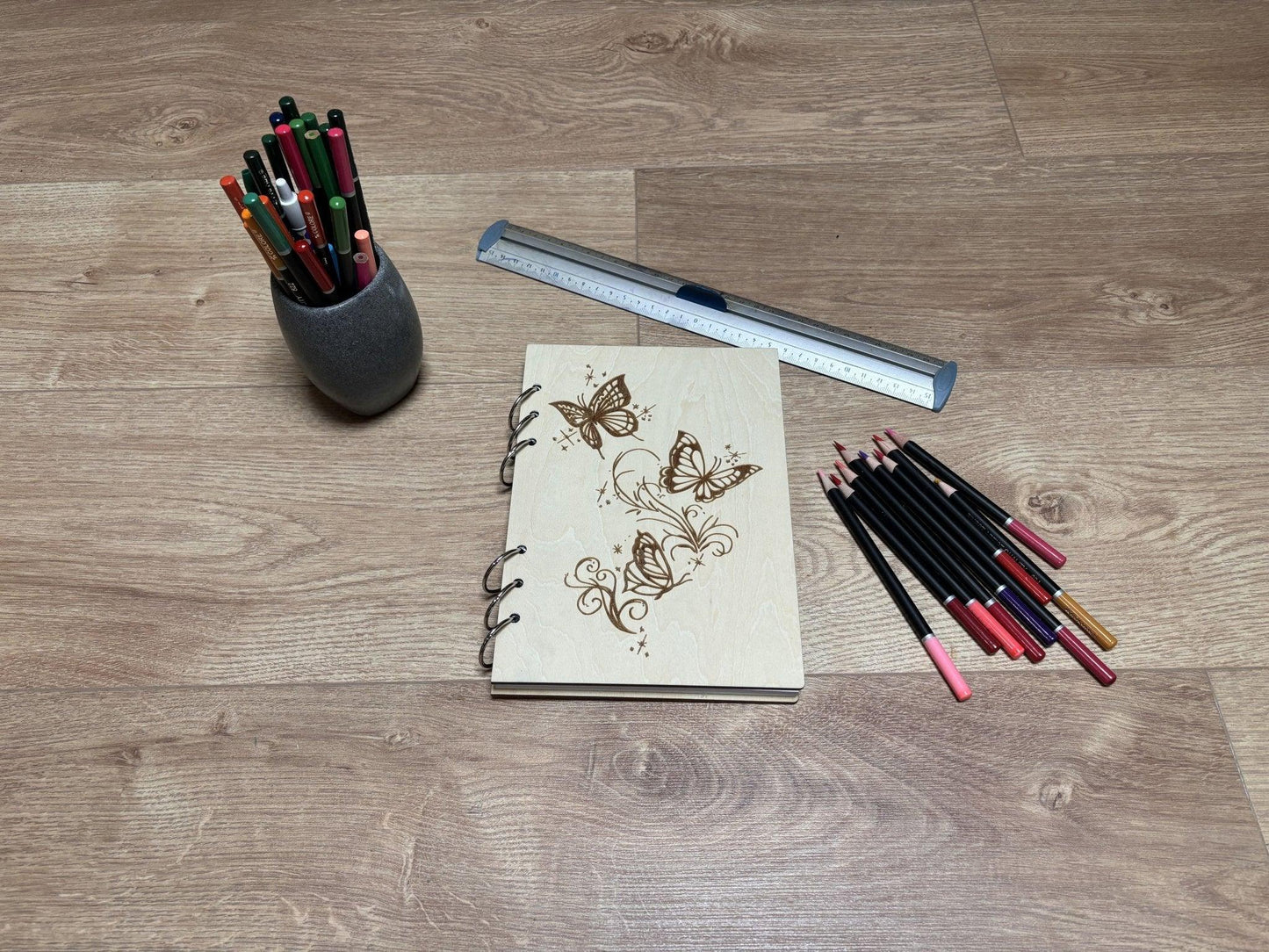 Cahier A5 avec crayons papillons qui volent graver au laser rechargeable et ecologique fabrication francaise et artisanale