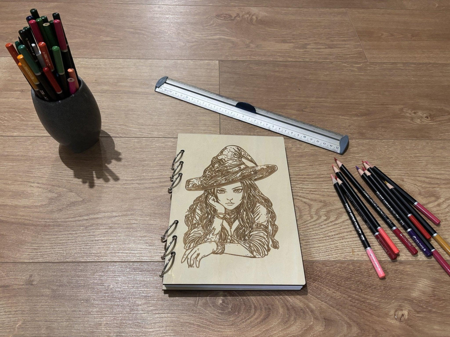 Cahier A5 avec crayon sorcière graver au laser rechargeable et ecologique fabrication francaise et artisanale