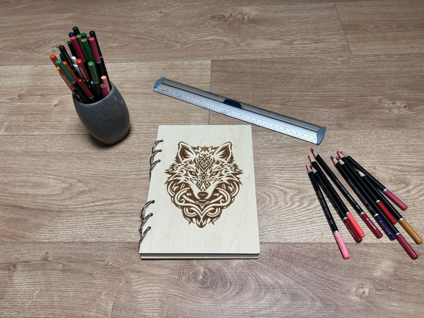 Cahier A5 avec crayons tête de loup graver au laser rechargeable et ecologique fabrication francaise et artisanale