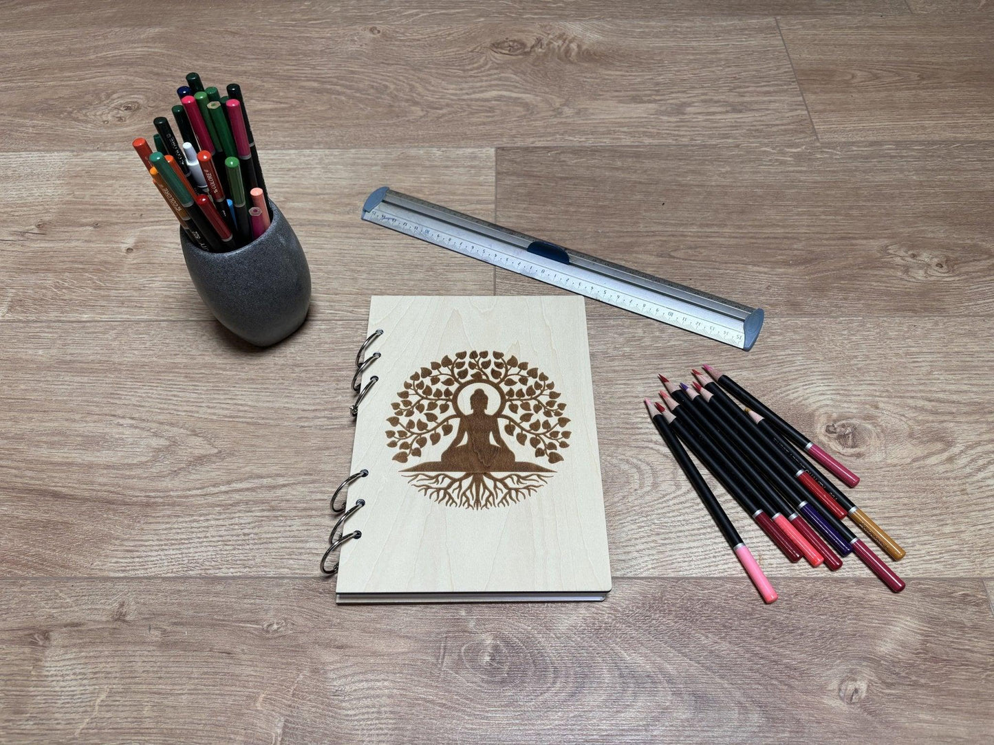 Cahier A5 avec crayon yogi avec arbre de vie graver au laser rechargeable et ecologique fabrication francaise et artisanale