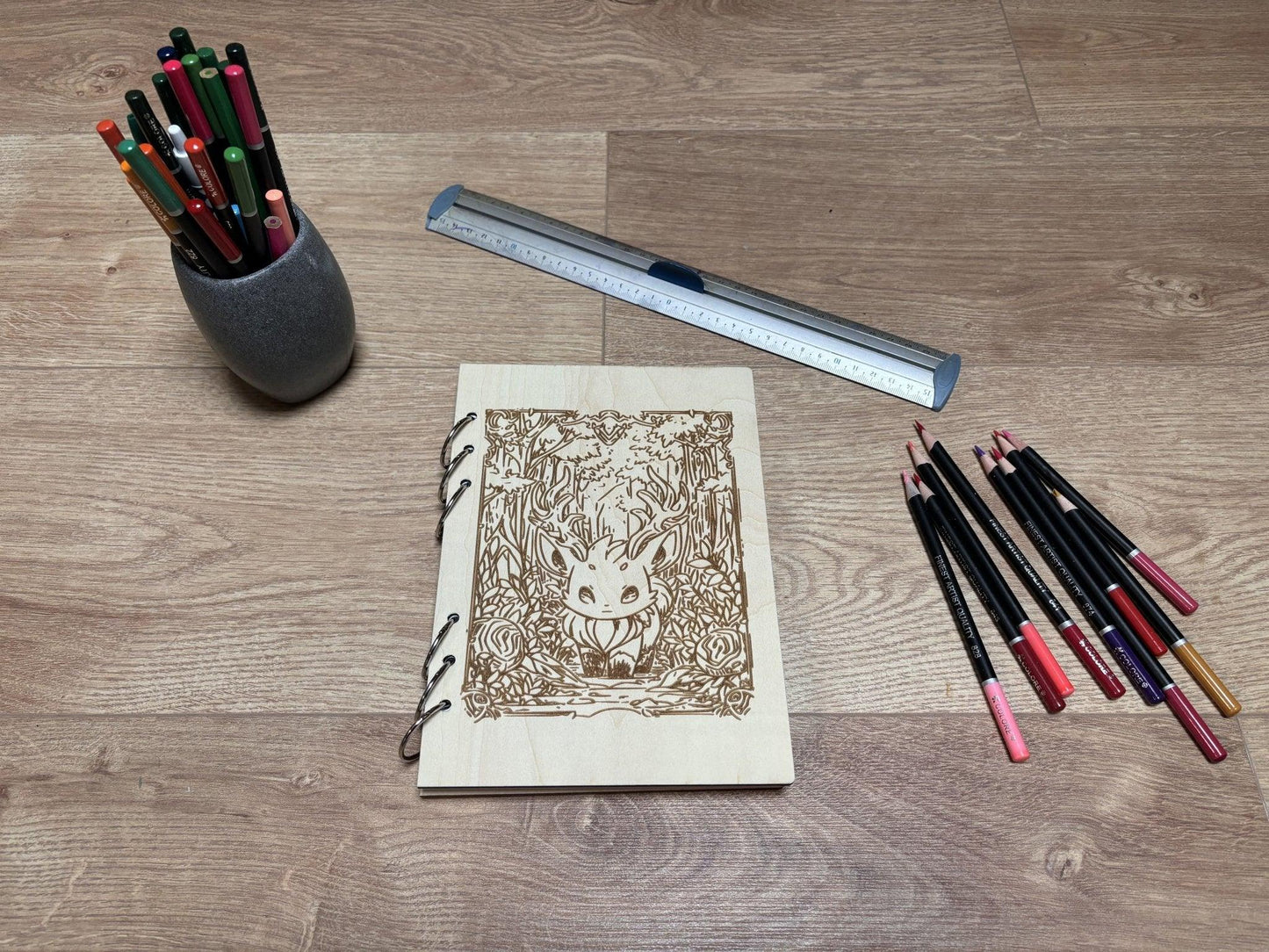 Cahier A5 avec crayons animal fantastique dans la forêt graver au laser rechargeable et ecologique fabrication francaise et artisanale