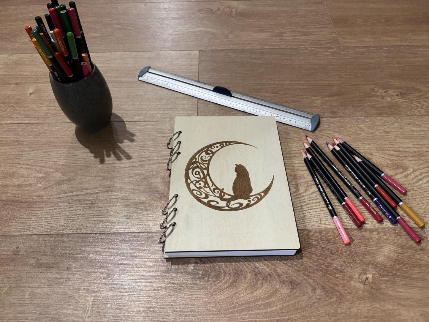 Cahier A5 avec crayons chat sur une lune en arabesque graver au laser rechargeable et ecologique fabrication francaise et artisanale