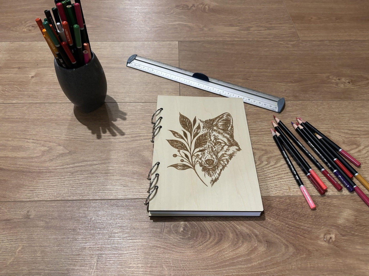 Cahier A5 avec crayons renard derrière une plante -graver au laser rechargeable et ecologique fabrication francaise et artisanale