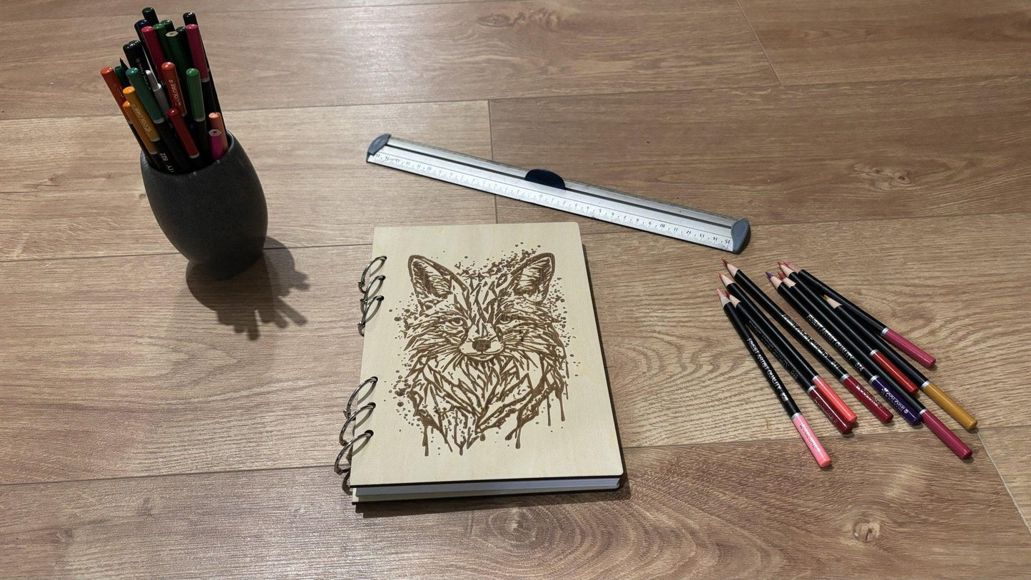 Cahier A5 avec crayons renard en éclaboussure graver au laser rechargeable et ecologique fabrication francaise et artisanale