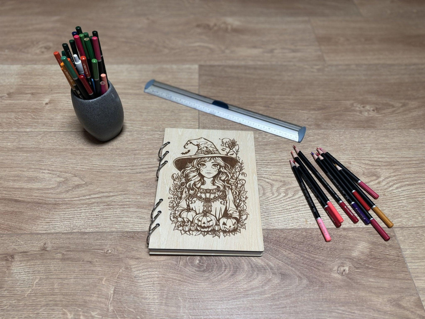 Cahier A5 avec crayons sorcière avec citrouilles graver au laser rechargeable et ecologique fabrication francaise et artisanale