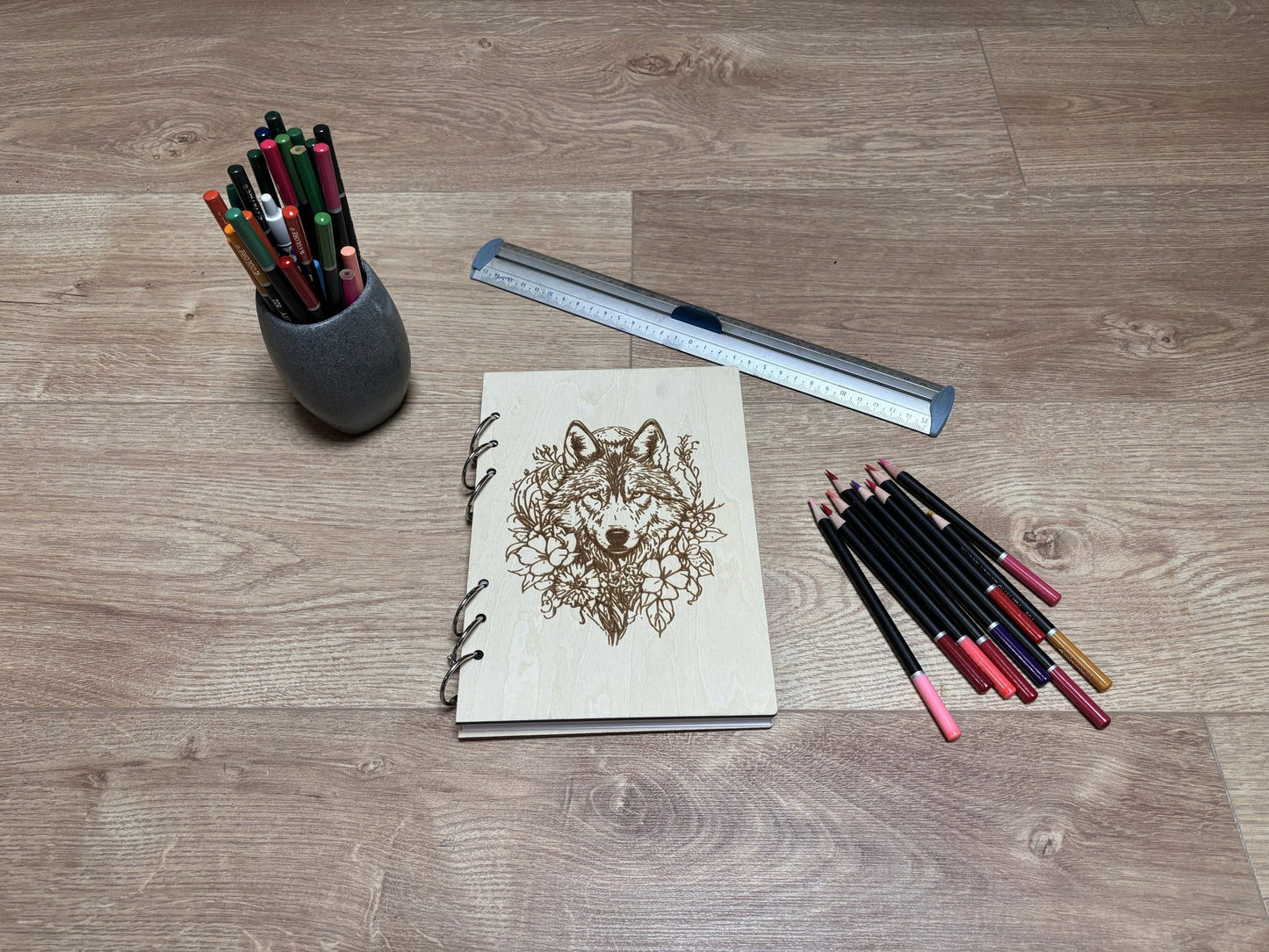 Cahier A5 avec crayons tête de loup avec des fleurs graver au laser rechargeable et ecologique fabrication francaise et artisanale