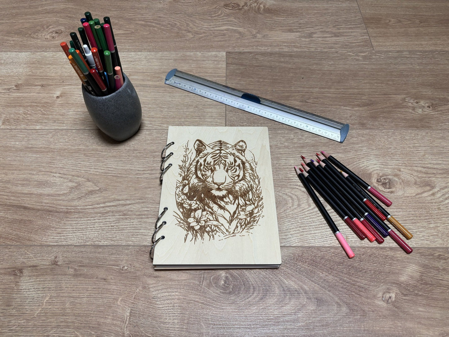 Cahier A5 avec des crayons tigre avec des fleurs graver au laser rechargeable et ecologique fabrication francaise et artisanale