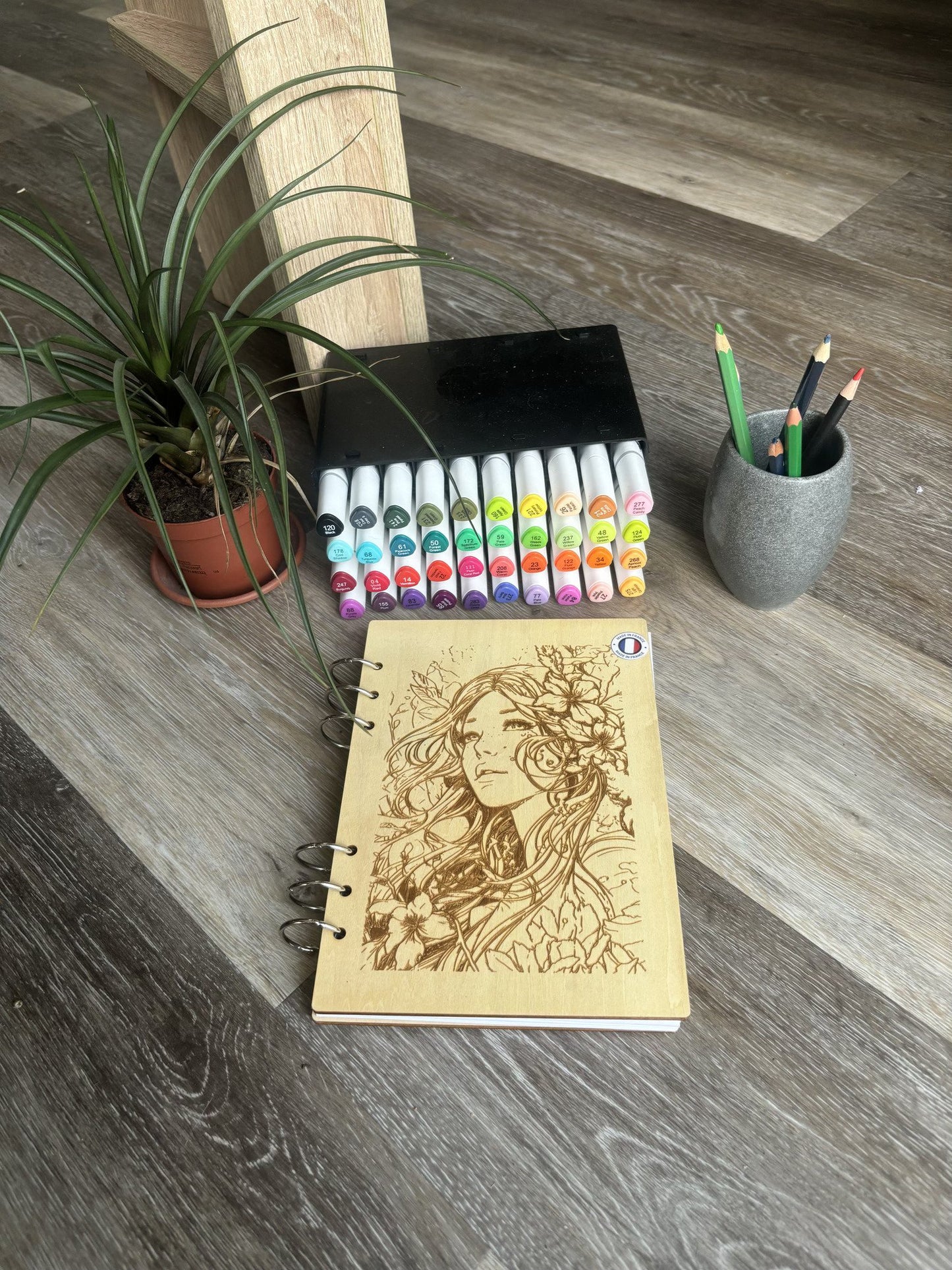 Cahier A5 avec feutres Elfe entourée de fleurs graver au laser rechargeable et ecologique fabrication francaise et artisanale