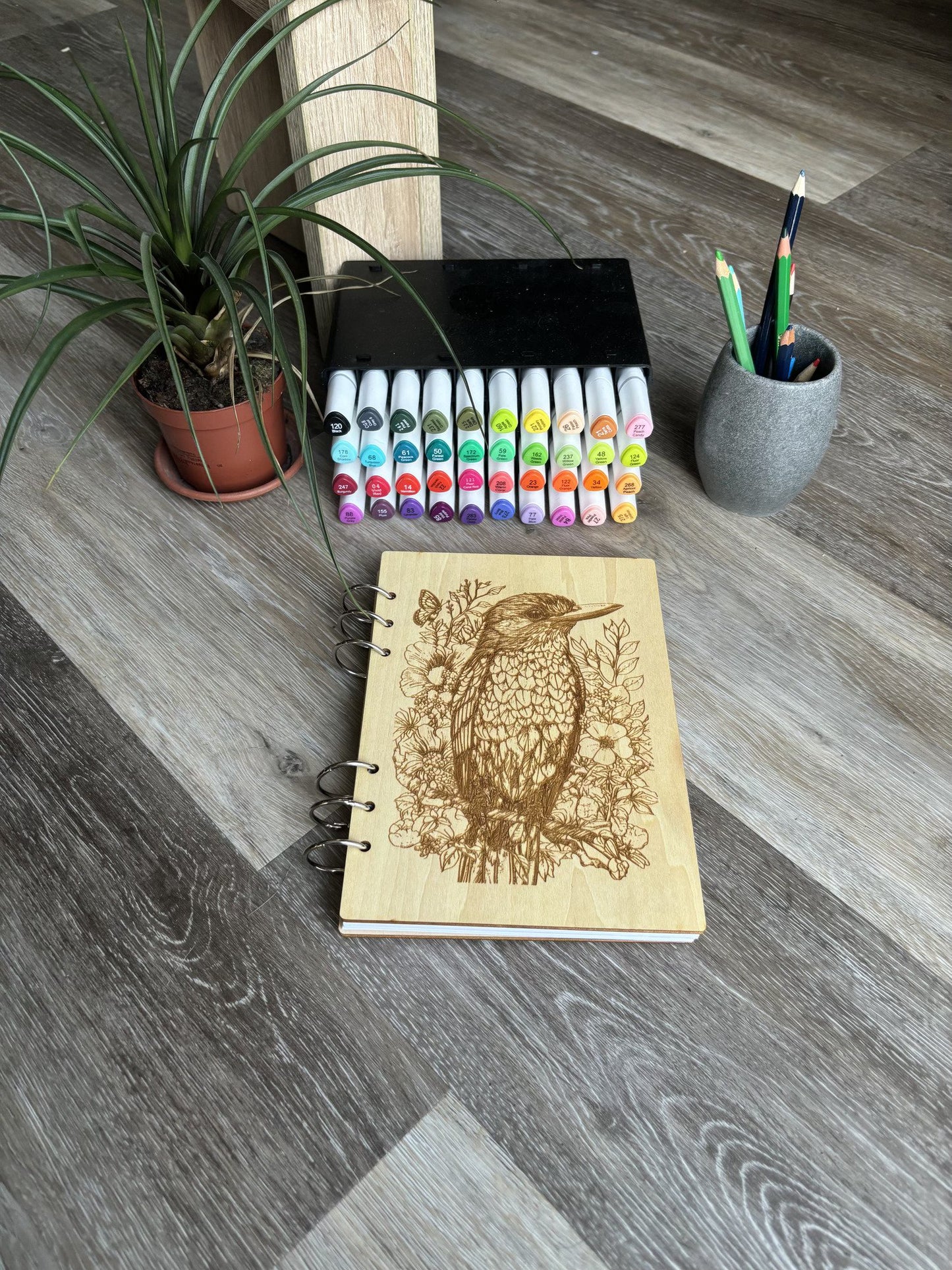 Cahier A5 avec feutres Martin pêcheur entouré de fleurs graver au laser rechargeable et ecologique fabrication francaise et artisanale