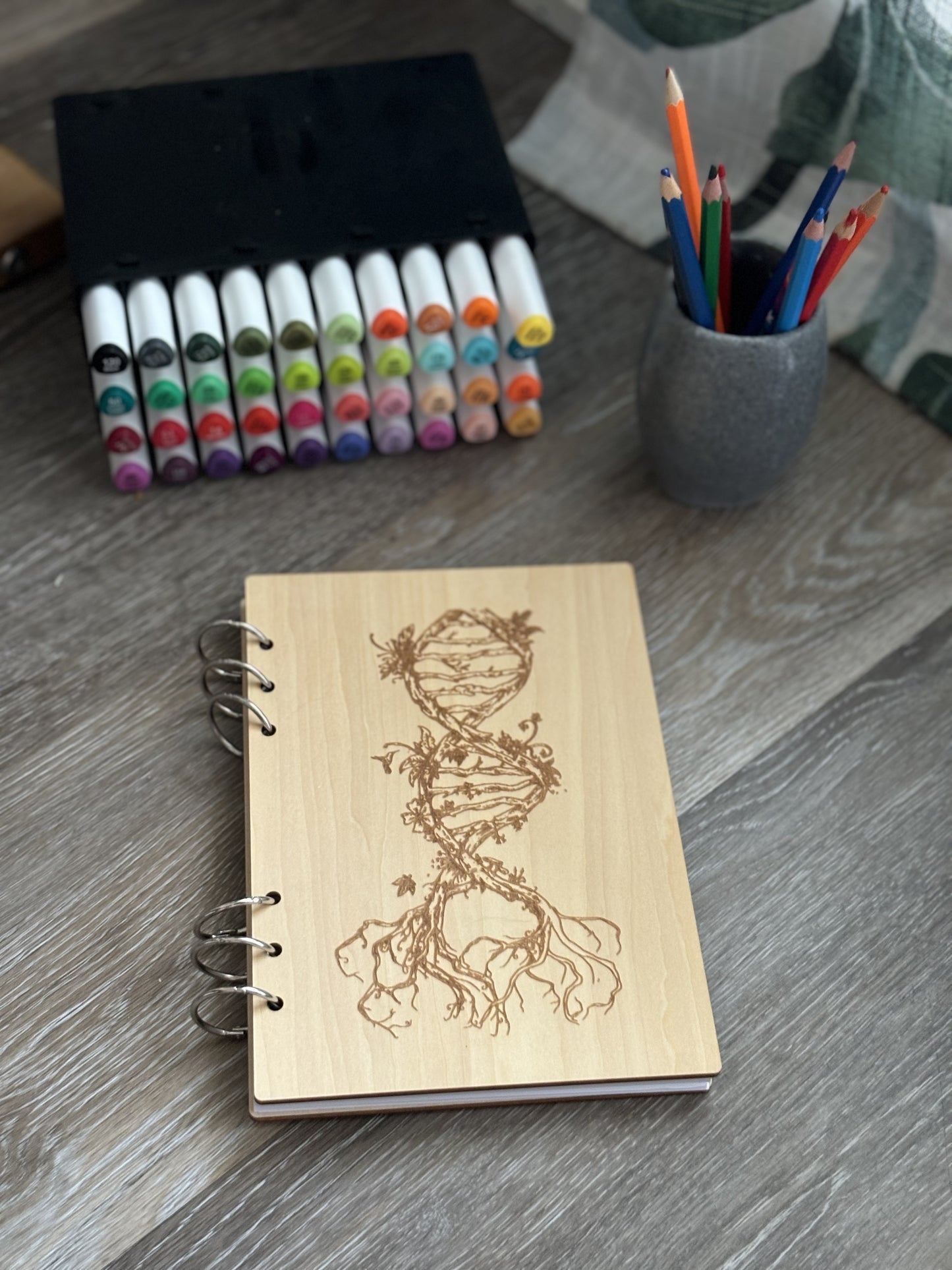 Cahier A5 avec feutres ADN arbre de vie graver au laser rechargeable et ecologique fabrication francaise et artisanale