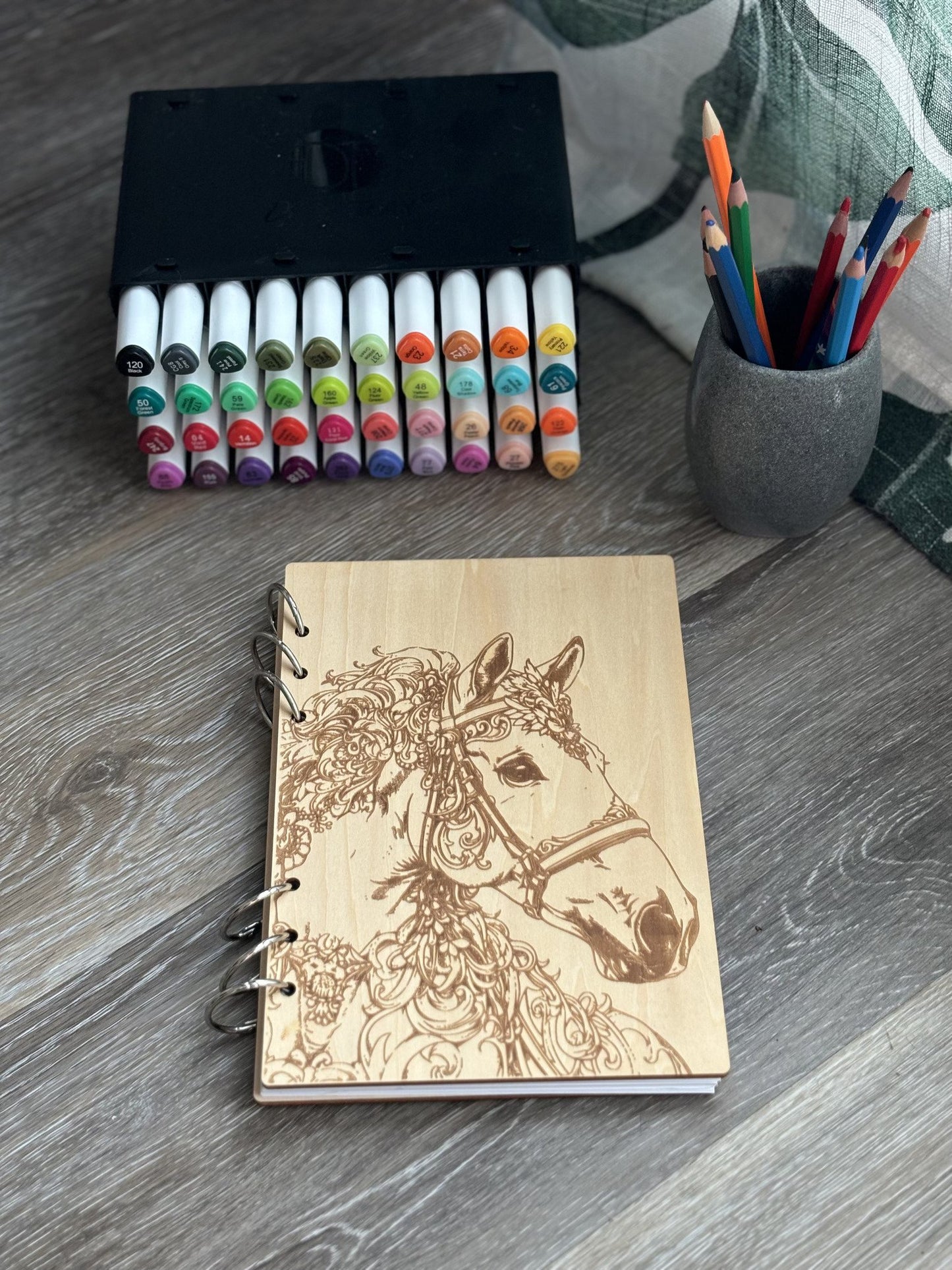 Cahier A5 avec feutres cheval graver au laser rechargeable et ecologique fabrication francaise et artisanale