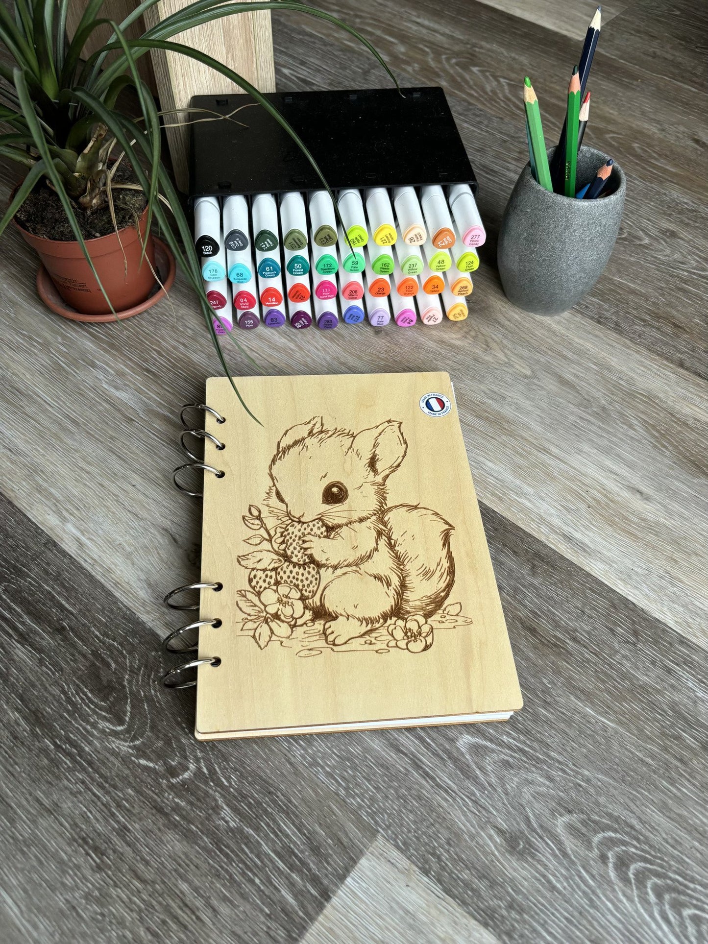 Cahier A5 avec feutres écureuil avec son fruit graver au laser rechargeable et ecologique fabrication francaise et artisanale