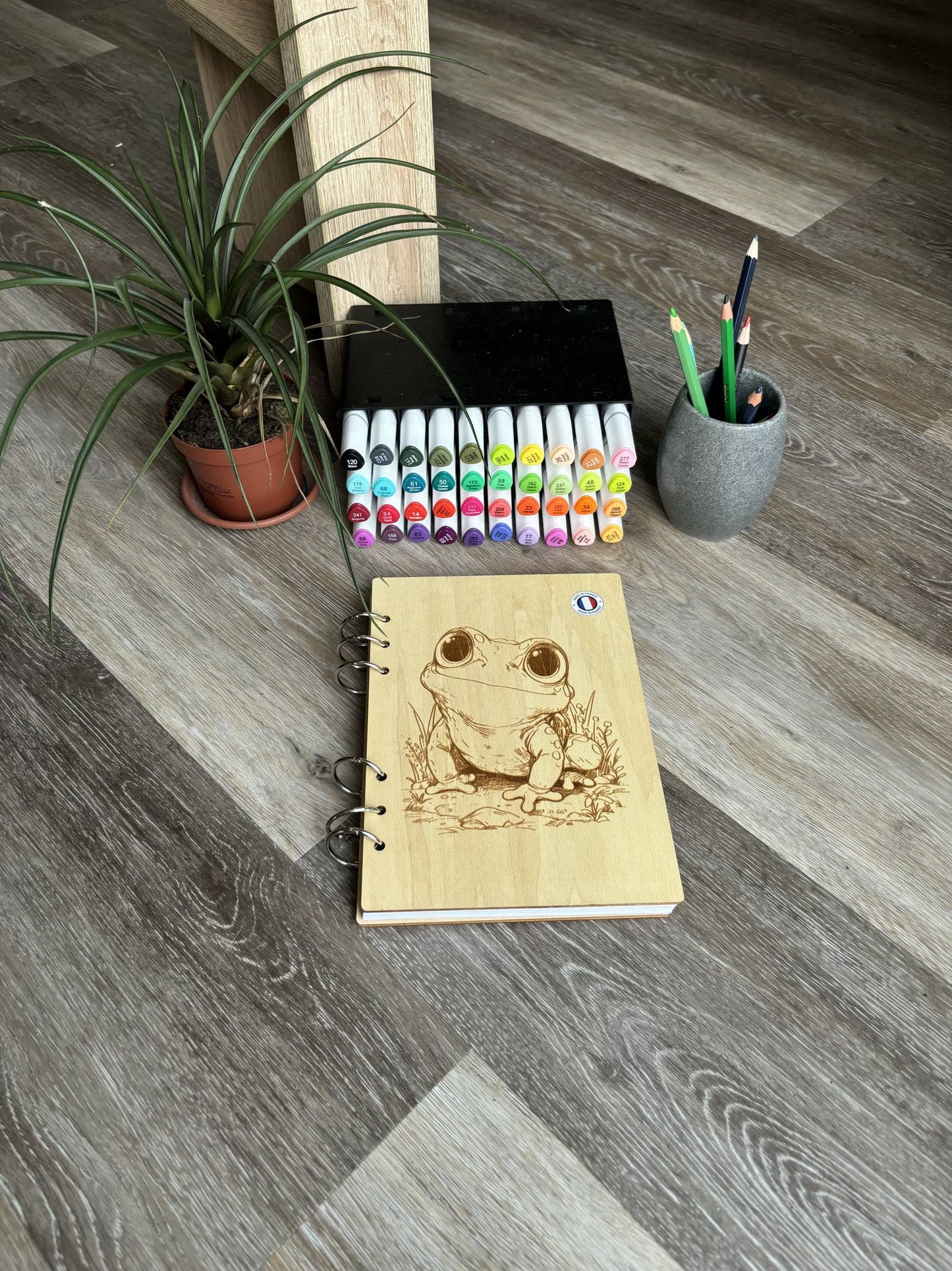 Cahier A5 avec feutres Grenouille-graver au laser rechargeable et ecologique fabrication francaise et artisanale