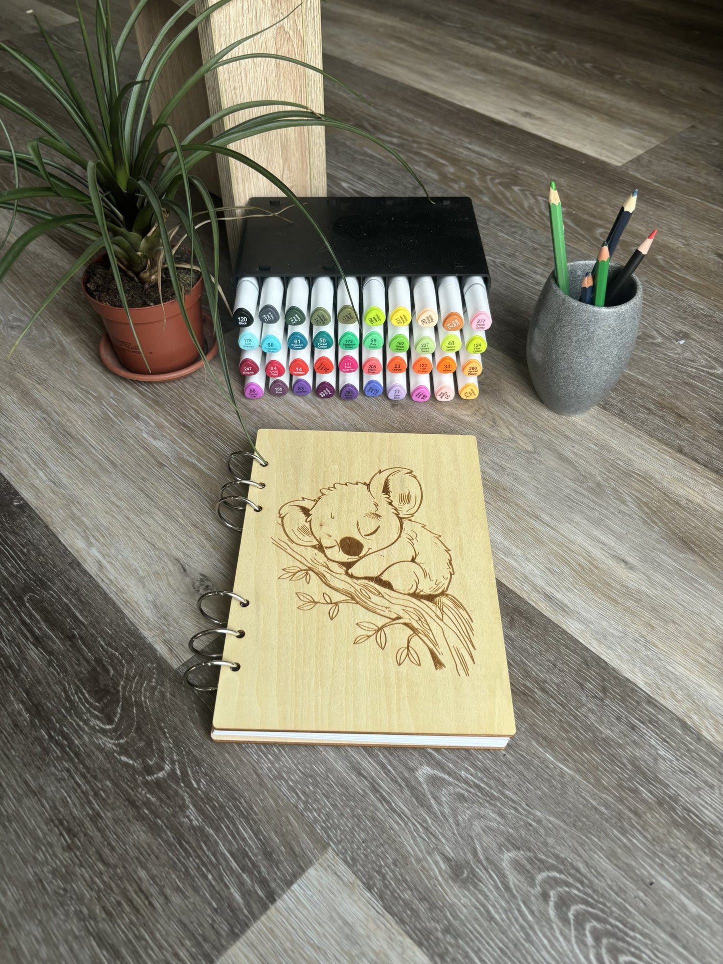 Cahier A5 avec feutres Koalas sur une branche graver au laser rechargeable et ecologique fabrication francaise et artisanale