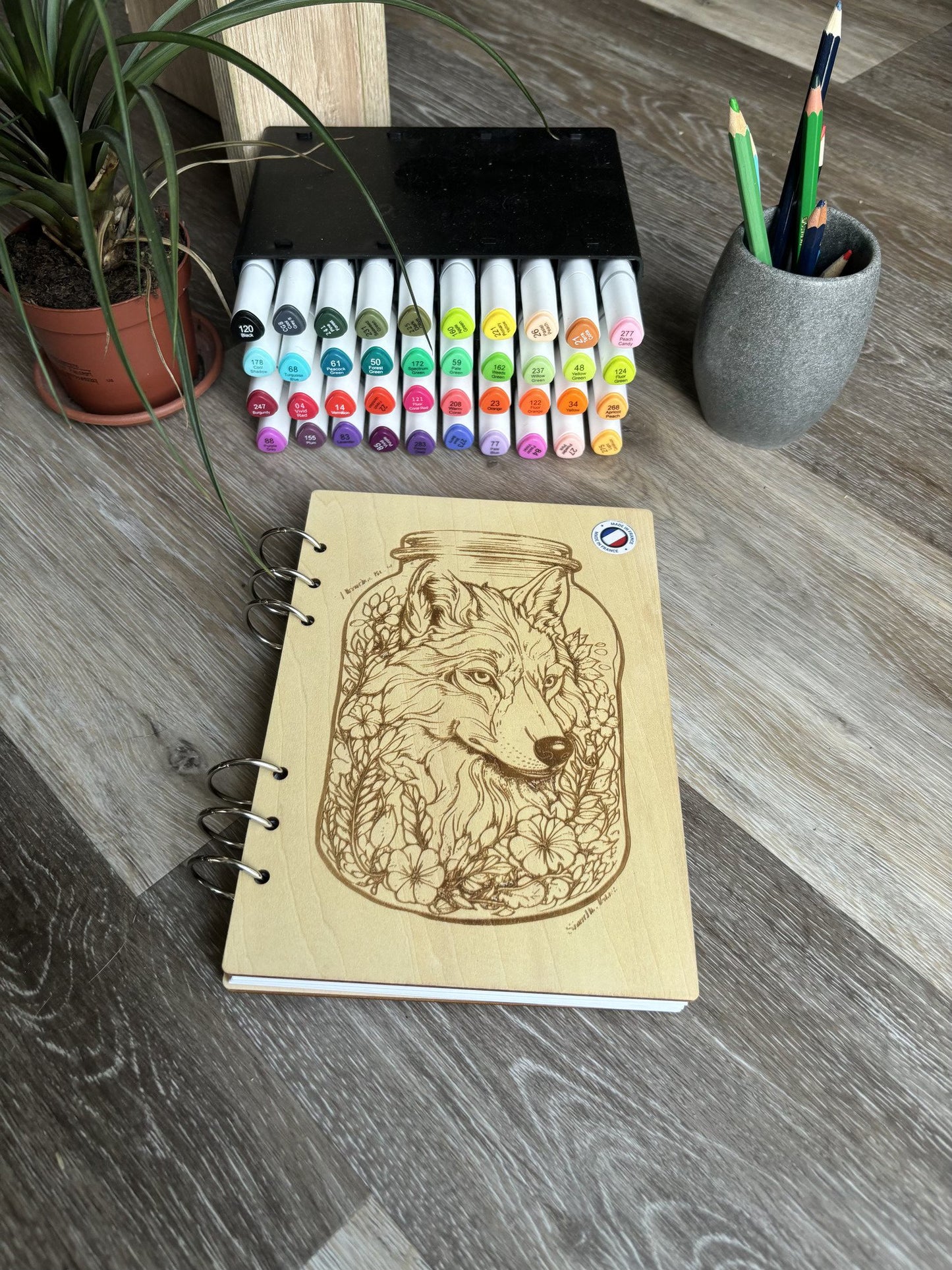 Cahier A5 avec feutres Loup dans un bocal graver au laser rechargeable et ecologique fabrication francaise et artisanale