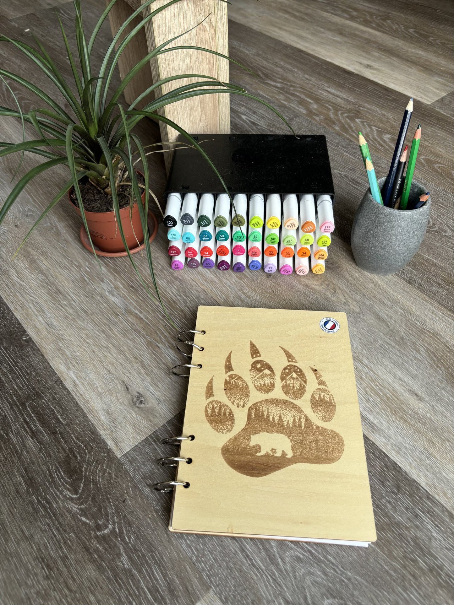 Cahier A5 avec feutres Patte d'ours avec une silhouette d'oursgraver au laser rechargeable et ecologique fabrication francaise et artisanale