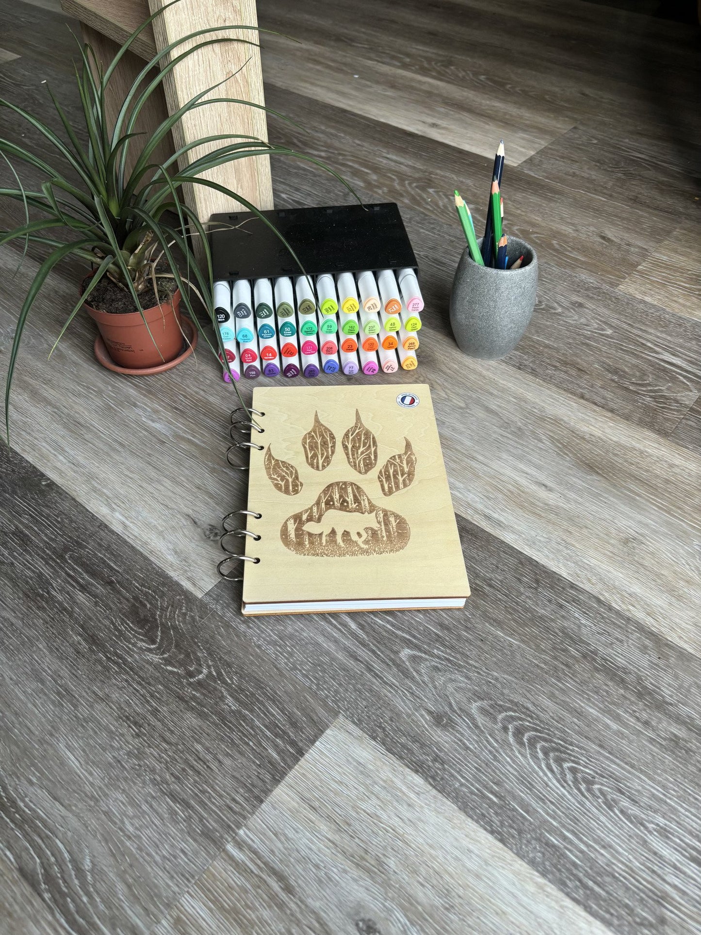 Cahier A5 avec feutres Patte de loup avec silhouette de loup et forêt à l'intérieur-graver au laser rechargeable et ecologique fabrication francaise et artisanale