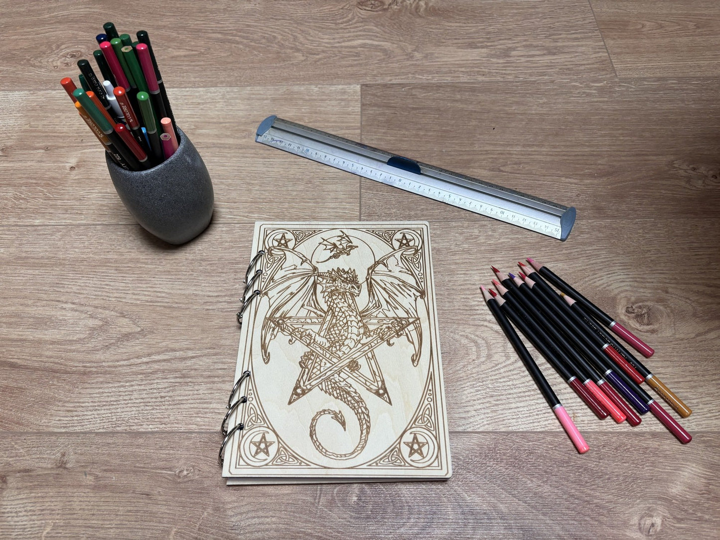Cahier A5 Dragon dans un pentacle graver au laser rechargeable et ecologique fabrication francaise et artisanale