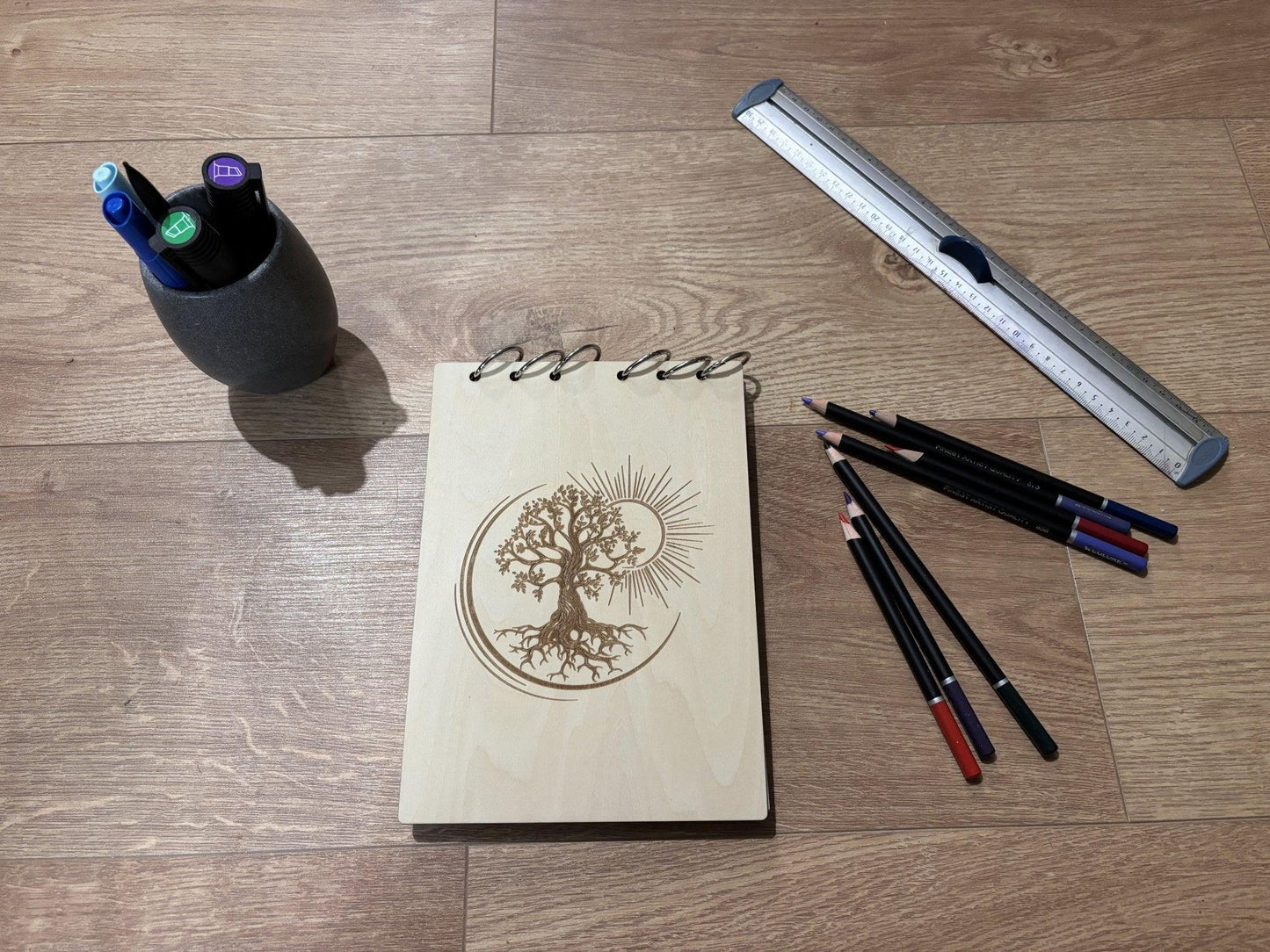 Bloc note A5 avec crayons arbre de vie avec soleil -graver au laser rechargeable et ecologique fabrication francaise et artisanale