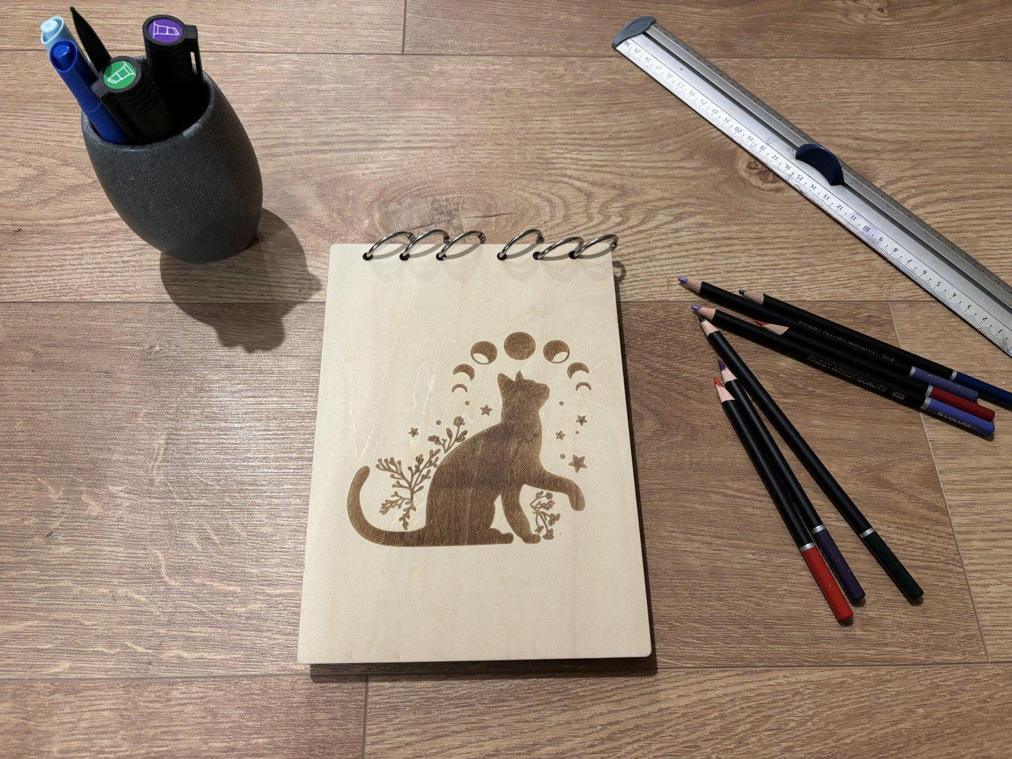 Bloc note A5 avec crayons chat avec les phases de la lune graver au laser rechargeable et ecologique fabrication francaise et artisanale