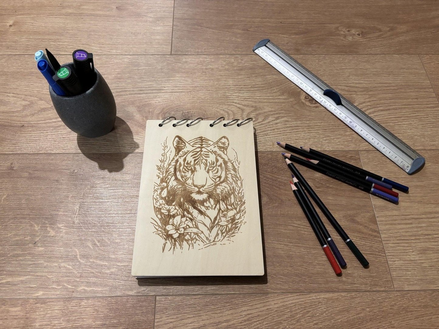 Bloc note A5 avec crayon tigre avec des fleurs graver au laser rechargeable et ecologique fabrication francaise et artisanale
