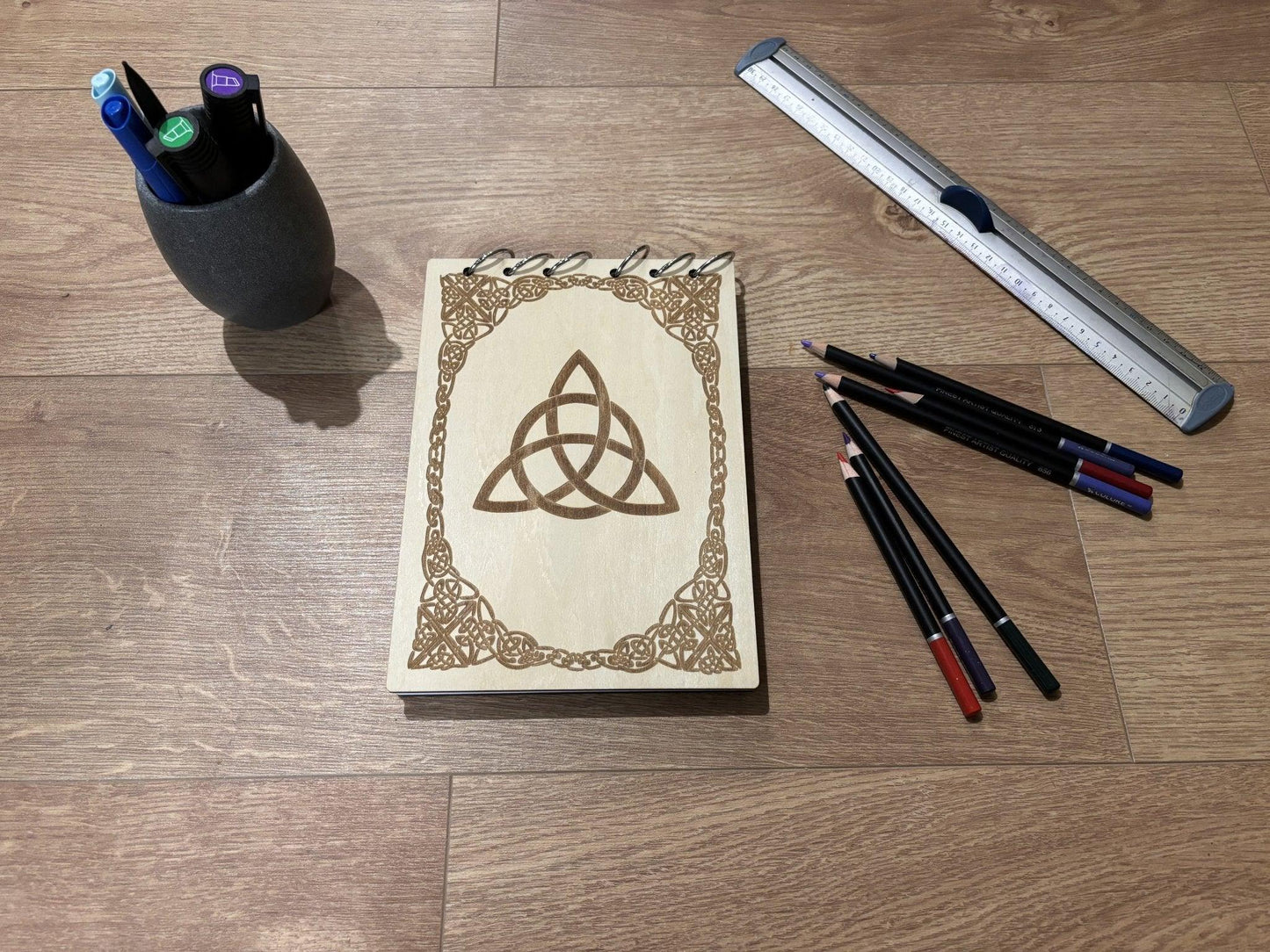 Bloc note A5 avec crayon triquetra graver au laser rechargeable et ecologique fabrication francaise et artisanale