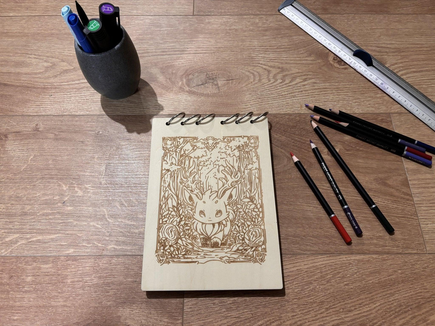 Bloc note A5 avec crayon animal fantastique dans la forêt graver au laser rechargeable et ecologique fabrication francaise et artisanale