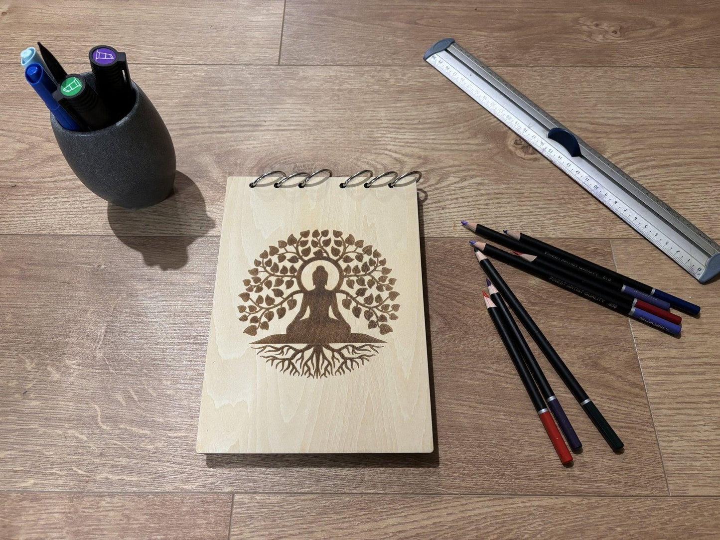 Bloc note A5 avec crayon yogi avec arbre de vie graver au laser rechargeable et ecologique fabrication francaise et artisanale