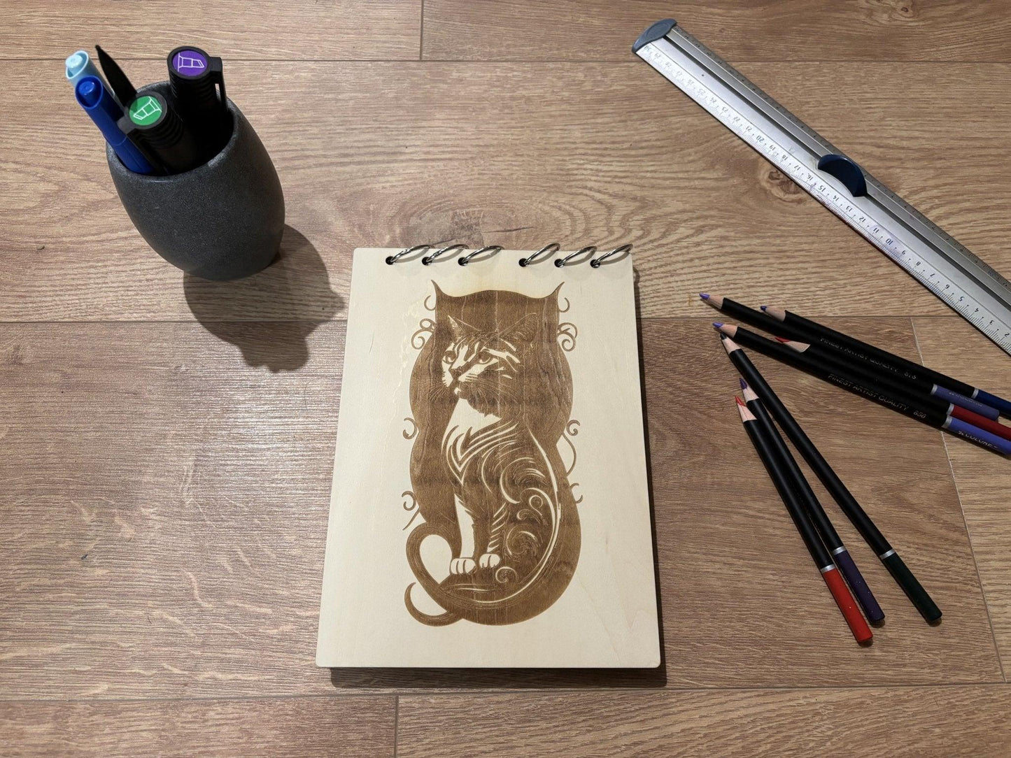 Bloc note A5 avec crayon chat dans son ombre graver au laser rechargeable et ecologique fabrication francaise et artisanale