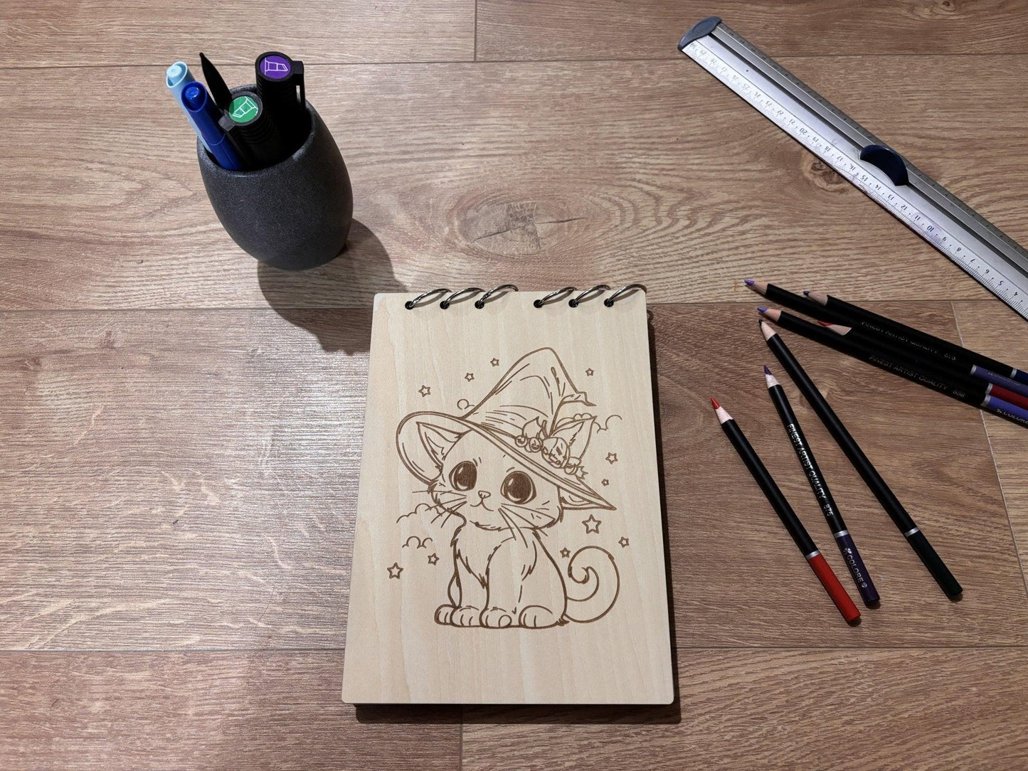 Bloc note A5 avec crayons chat sorcier graver au laser rechargeable et ecologique fabrication francaise et artisanale