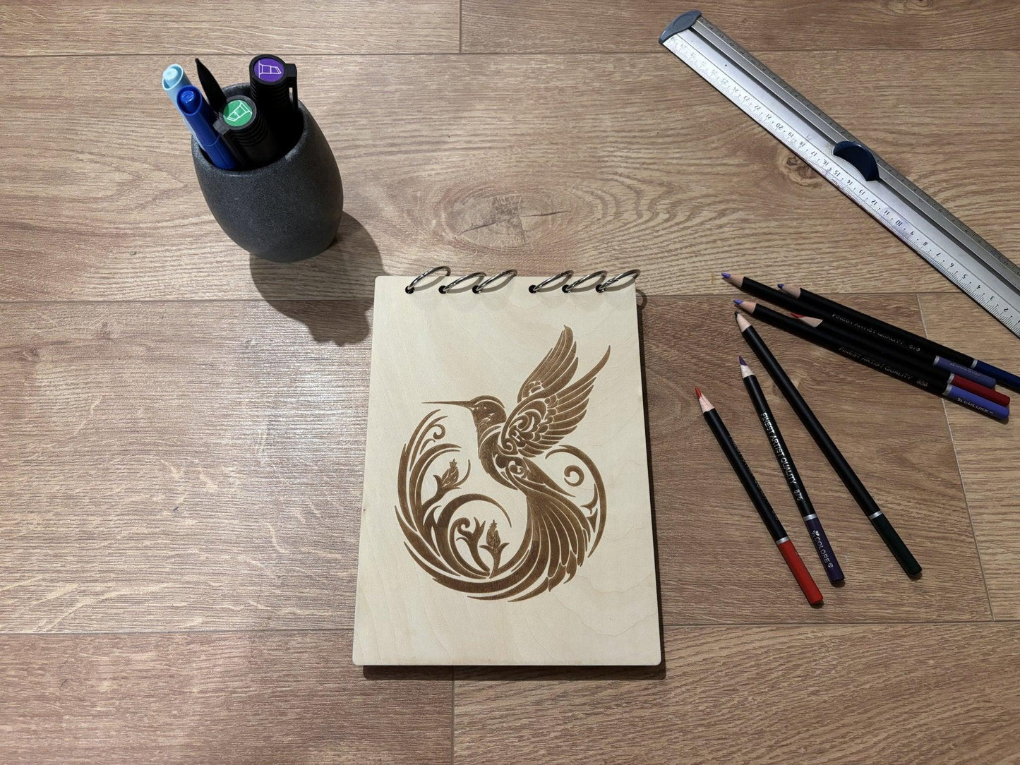 Bloc note A5 avec crayon colibri qui s'envole graver au laser rechargeable et ecologique fabrication francaise et artisanale