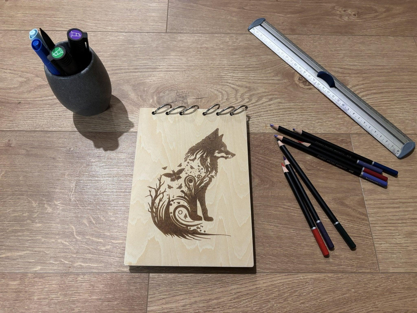 Bloc note A5 avec crayons loup abstrait - graver au laser rechargeable et ecologique fabrication francaise et artisanale