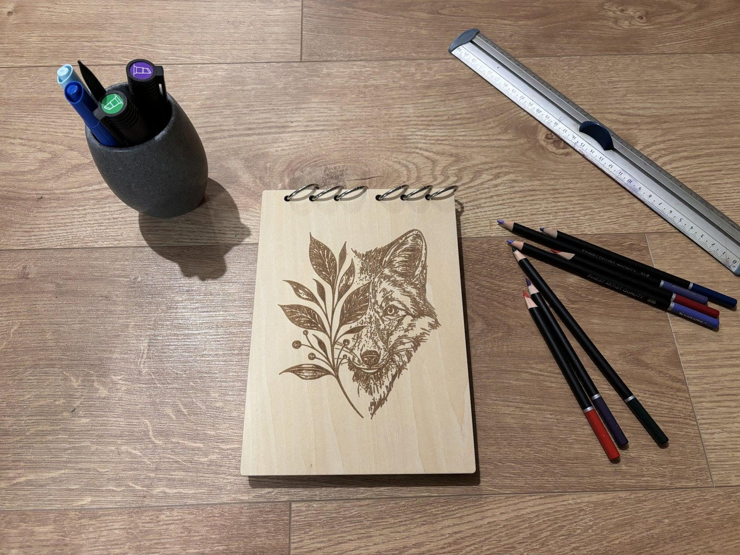 Bloc note rA5 avec crayon loup derrière une plante graver au laser rechargeable et ecologique fabrication francaise et artisanale