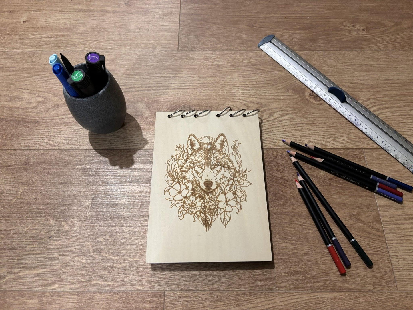 Bloc note A( avec crayon tête de loup avec des fleurs graver au laser rechargeable et ecologique fabrication francaise et artisanale