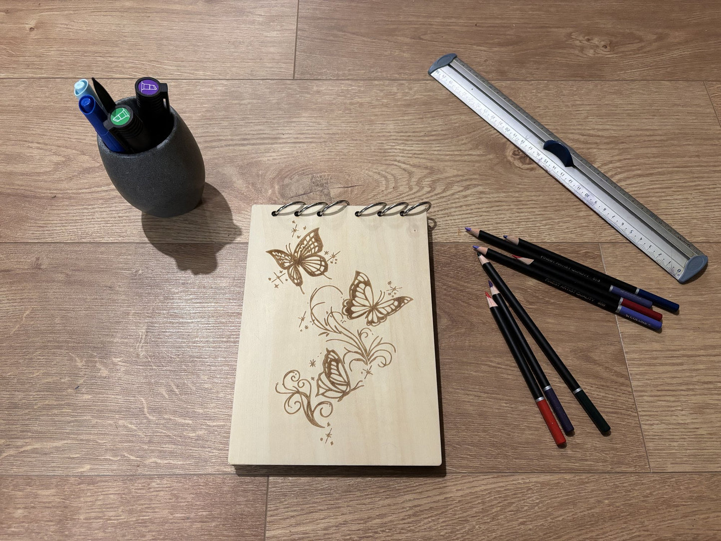 Bloc note pA5 avec crayon papillons qui volent graver au laser rechargeable et ecologique fabrication francaise et artisanale