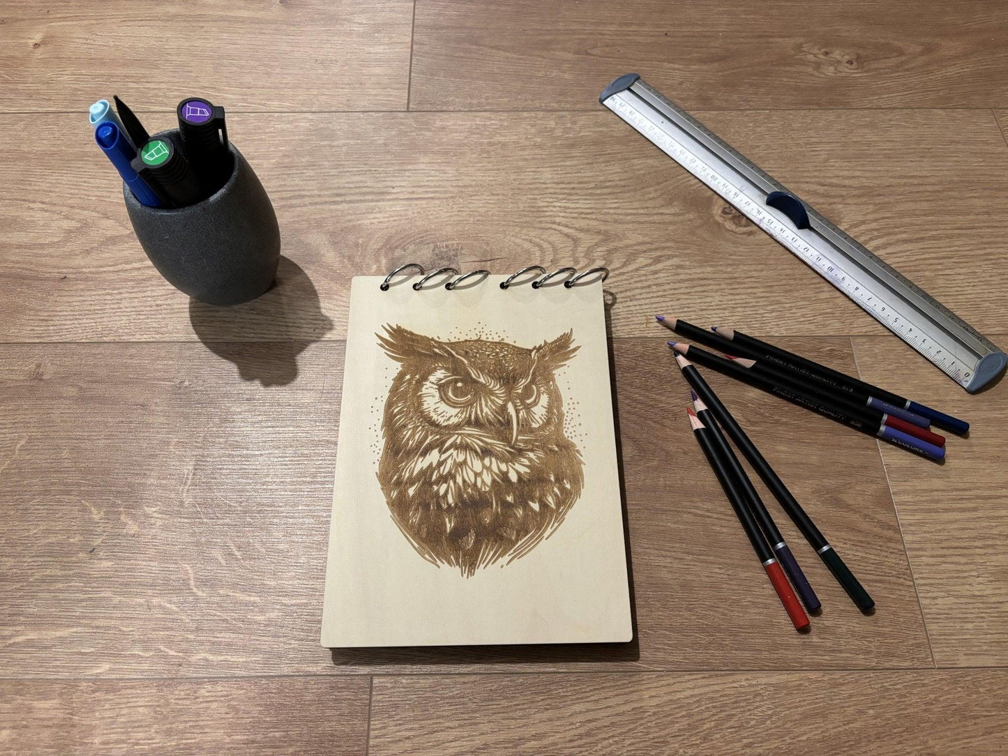 Bloc note A5 avec crayons tête de hiboux graver au laser rechargeable et ecologique fabrication francaise et artisanale