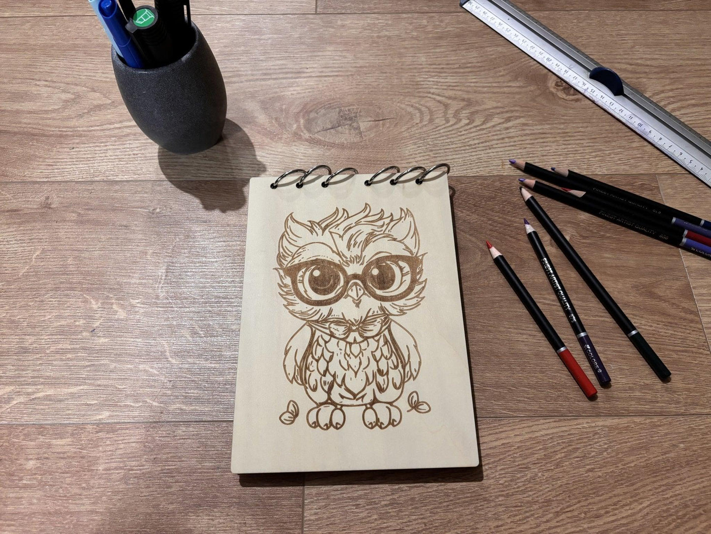 Bloc note A5 avec crayons hiboux avec des lunettes graver au laser rechargeable et ecologique fabrication francaise et artisanale