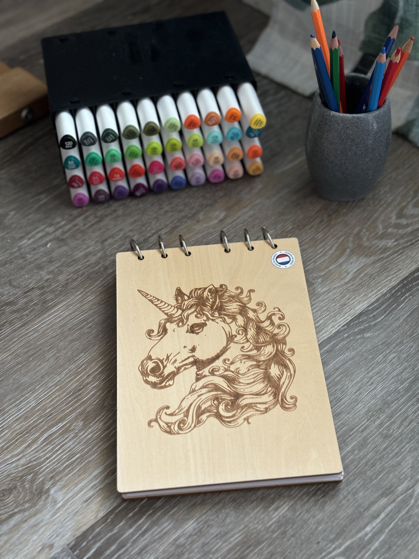 Bloc note A5 avec feutres licorne graver au laser rechargeable et ecologique fabrication francaise et artisanale