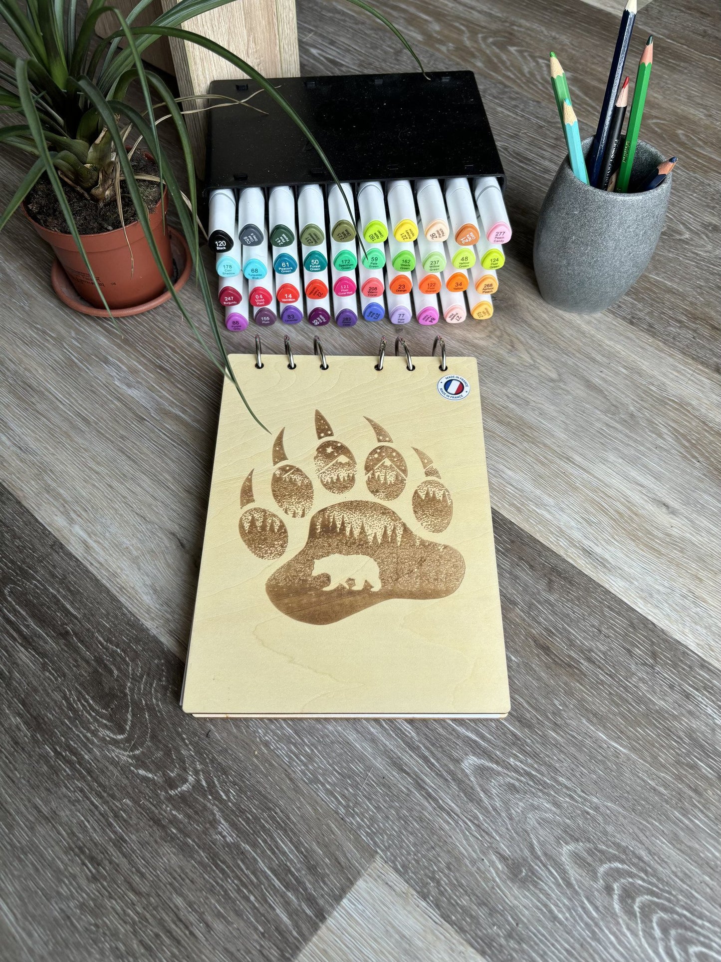 Bloc note A5 avec feutres Patte d'ours avec une silhouette d'ours graver au laser rechargeable et ecologique fabrication francaise et artisanale