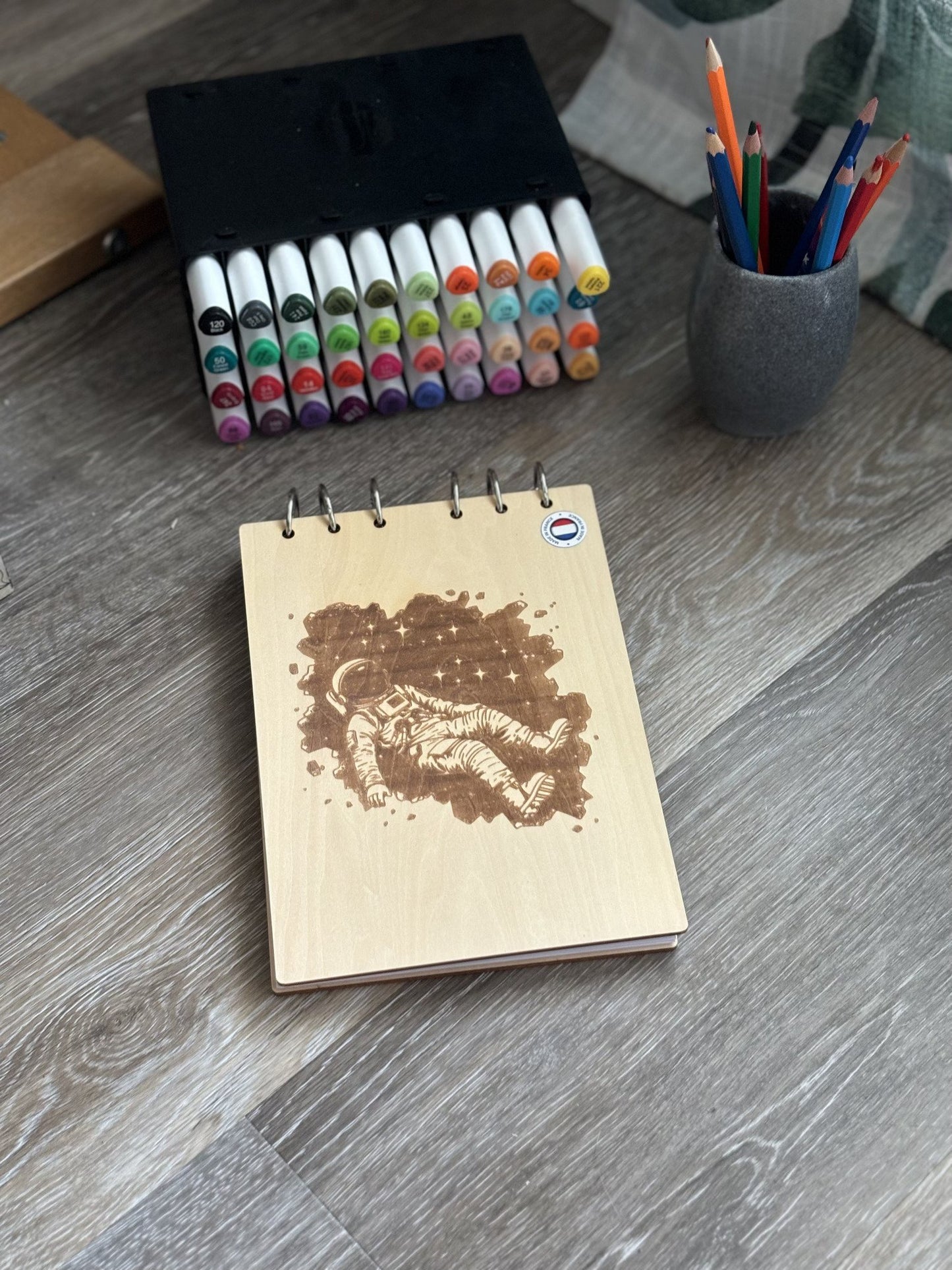 Bloc note A5 avec feutres astronaute graver au laser rechargeable et ecologique fabrication francaise et artisanale